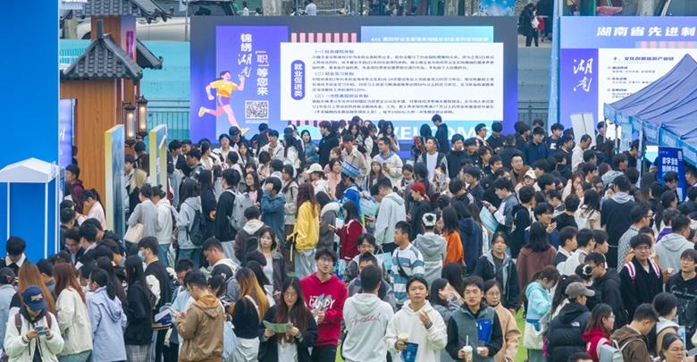 湖南“攬才團(tuán)”攜1.4萬崗位武漢攬才